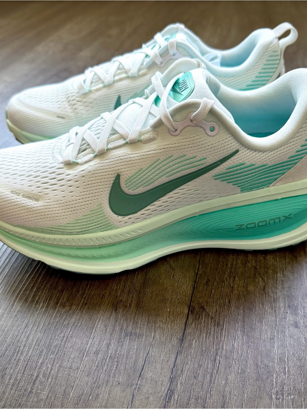 NEW Nike Vomero 18 White Cannon Bleached Turq HM6804-106 Women’s Size 8.5